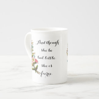 Taza De Porcelana Ella es cita descarada feroz de Shakespeare