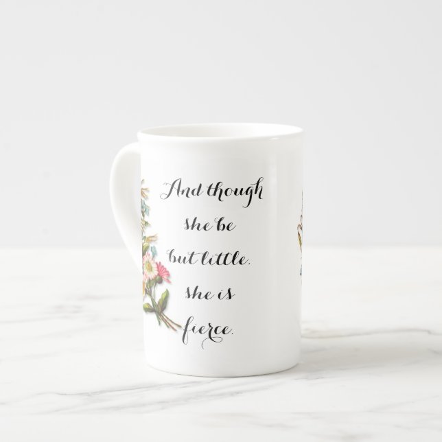 Taza De Porcelana Ella es cita descarada feroz de Shakespeare (Izquierda)