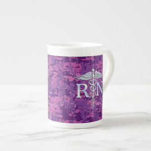 Taza De Porcelana Enfermera inscrita RN Caduceus en Fuchsia Camo