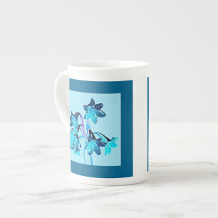 Taza De Porcelana Esbozo de Daylilies - Cobalto y azul cielo