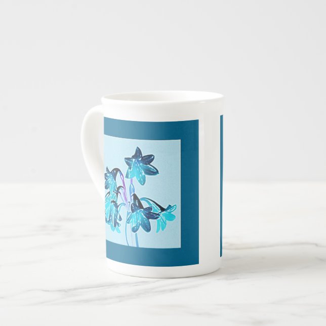 Taza De Porcelana Esbozo de Daylilies - Cobalto y azul cielo (Izquierda)