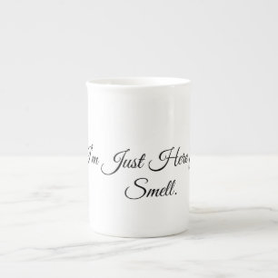Taza De Porcelana Estoy aquí solo por el olor.