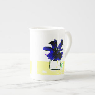 Taza De Porcelana Flor púrpura en la tabla amarilla de Ruth Spector