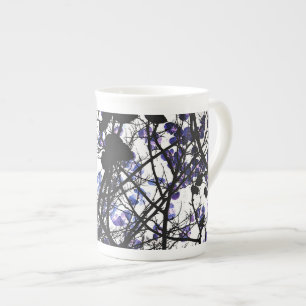 Taza De Porcelana Flores azules en el concepto de árbol de invierno 