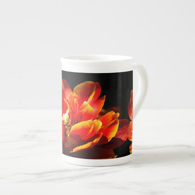 Taza De Porcelana Fondo oscuro de tulipanes rojos (Derecha)
