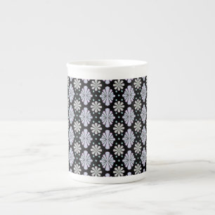 Taza De Porcelana Formas Florales de Pastel sobre Fondo Negro