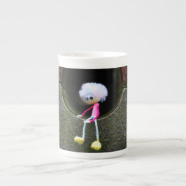 Taza De Porcelana Fubby poppetje dat in een muur zit.