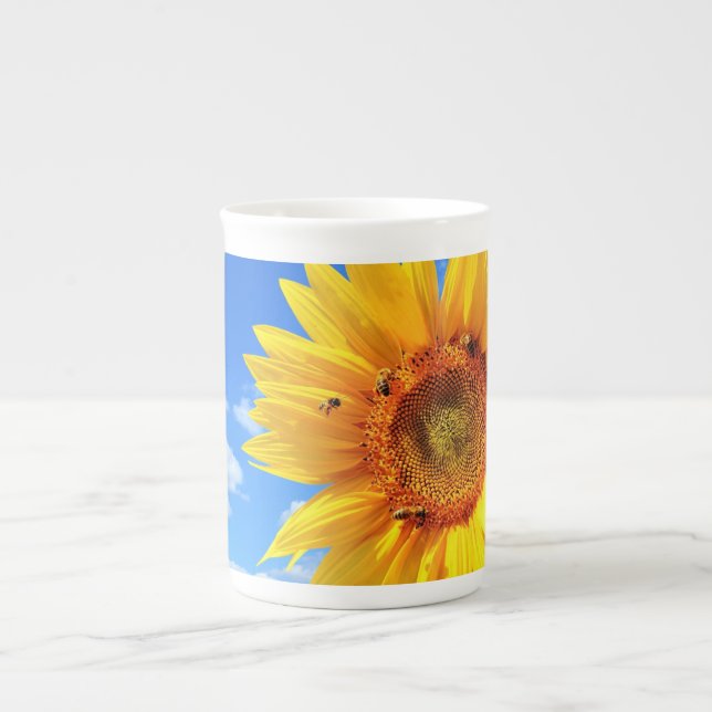 Taza De Porcelana Girasol amarillo y abejas en Blue Sky Mug (Frente)