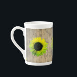 Taza De Porcelana Girasol en la madera rusa<br><div class="desc">En esta encantadora taza de porcelana de hueso,  los tonos neones de girasoles verdes y amarillos se encuentran en un marco rústico de tablas de madera,  creando un encanto rústico para condimentar cualquier decoración de la cocina.</div>