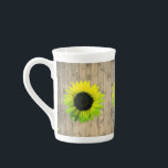 Taza De Porcelana Girasol en la madera rusa<br><div class="desc">En esta encantadora taza de porcelana de hueso,  los tonos neones de girasoles verdes y amarillos se encuentran en un marco rústico de tablas de madera,  creando un encanto rústico para condimentar cualquier decoración de la cocina.</div>