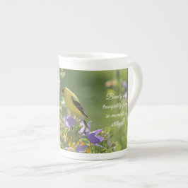 Taza De Porcelana Goldfinch en una flor harebell