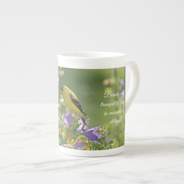 Taza De Porcelana Goldfinch en una flor harebell (Derecha)