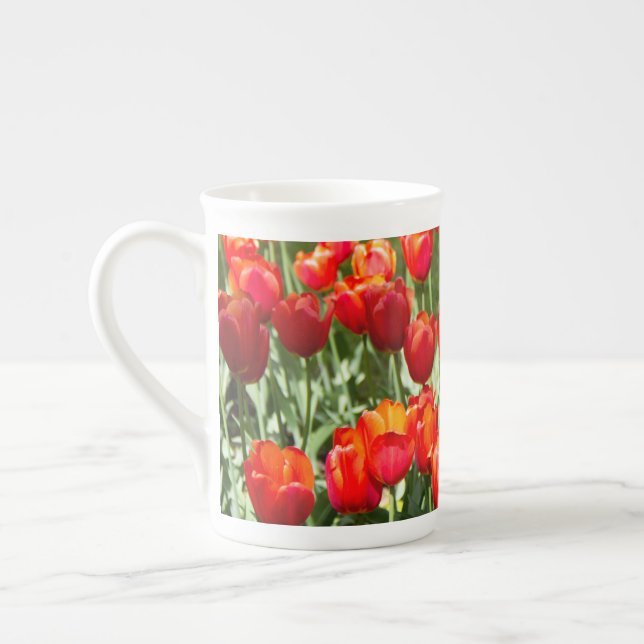 Taza De Porcelana Gran campo de tulipanes rojos (Izquierda)