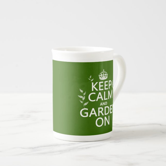 Taza De Porcelana Guarde la calma y el jardín encendido - todos los (Derecha)