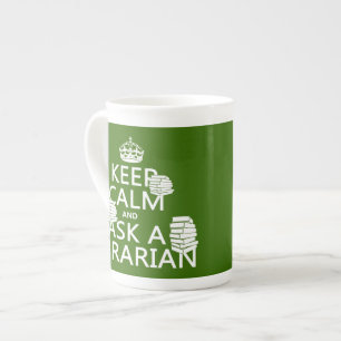 Taza De Porcelana Guarde la calma y pregunte a bibliotecario