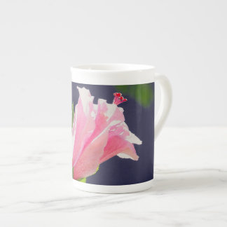 Taza De Porcelana Hibiscus en la luz del sol brillante