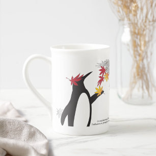 Taza De Porcelana Hojas de arce otoñales y pingüino gracioso
