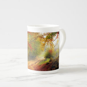 Taza De Porcelana Hojas y árboles de otoño que cubren el camino de