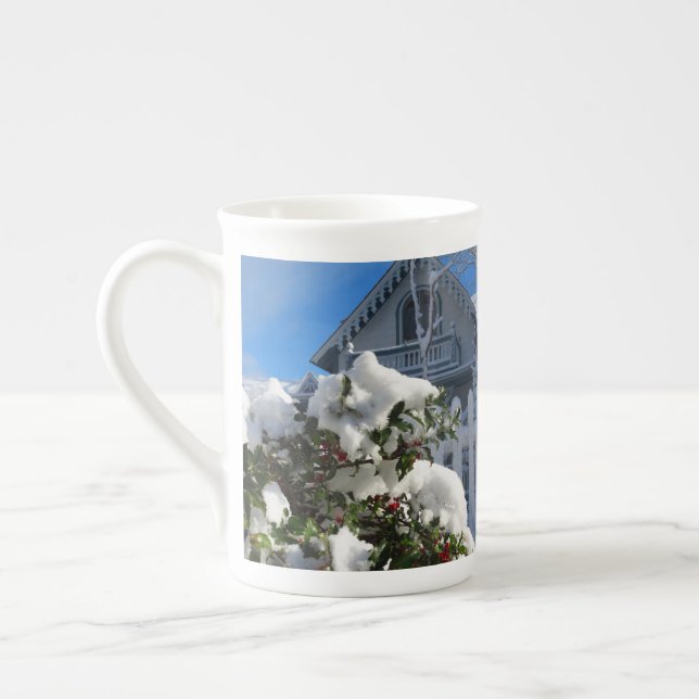 Taza De Porcelana Holly Berries en la nieve - Viñedo de Martha (Izquierda)