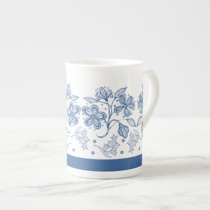 Taza De Porcelana Hueso de la frontera floral azul índigo personaliz