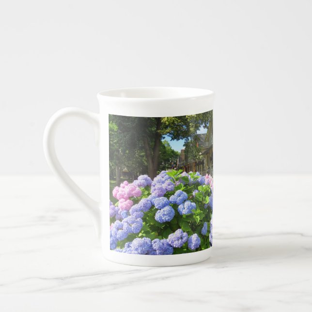 Taza De Porcelana Hydrangeas azules y rosas - Viñedo de Martha (Izquierda)