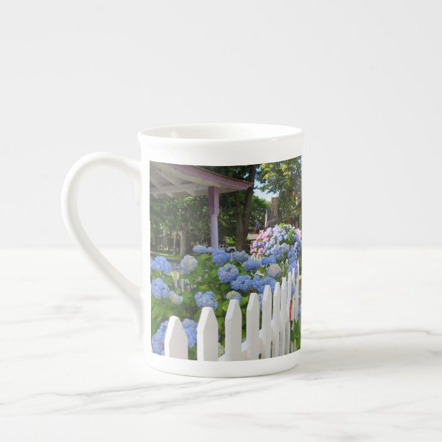 Taza De Porcelana Hydrangeas y la valla de Picket - Viñedo de Martha (Izquierda)