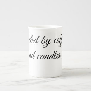 Taza De Porcelana Impulsado por cafeína y velas.