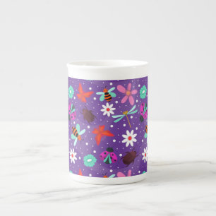 Taza De Porcelana Insectos Coloridos y Flores sobre un Fondo Púrpura