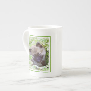 Taza De Porcelana Keeshond Puppy en el jardín pintando arte original