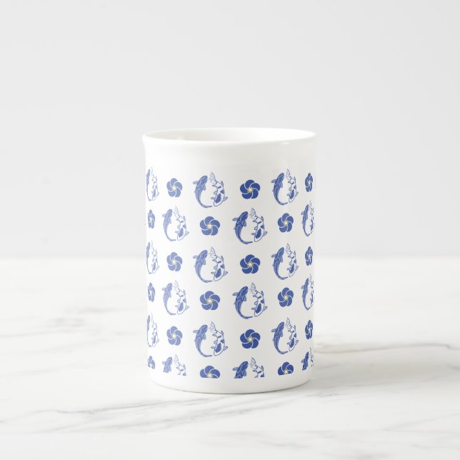 Taza De Porcelana "Koi Blossom Crest: Serene Blue Edition" (Frente)