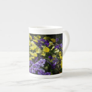 Taza De Porcelana La ladera de los Pansies morado y amarillo