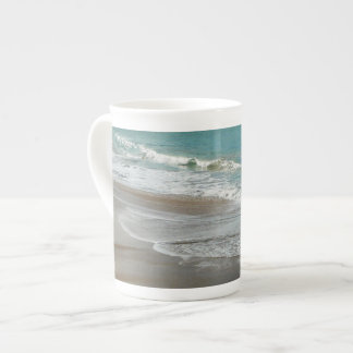 Taza De Porcelana Las olas brillan sobre el océano azul turquesa de