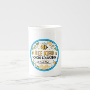Taza De Porcelana Letrero editable de Consejero Escolar Bee Kind C