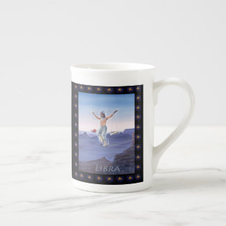 Taza De Porcelana Libra astrológico de Paul Whitehead