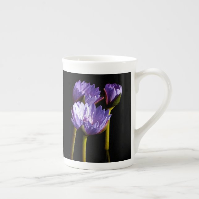 Taza De Porcelana Lilies de agua morada (Derecha)