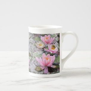 Taza De Porcelana Lilies rosados en un estanque con pequeñas ranas E