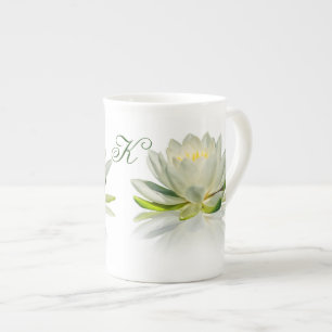 Taza De Porcelana Lirio de agua con el monograma adaptable