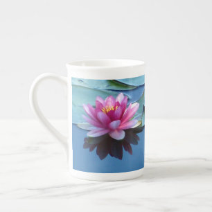 Taza De Porcelana Lirios de agua rosada