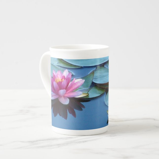 Taza De Porcelana Lirios de agua rosada (Izquierda)