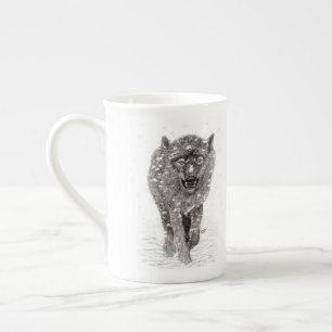 Taza De Porcelana Lobo negro enojado en la nieve, invierno salvaje