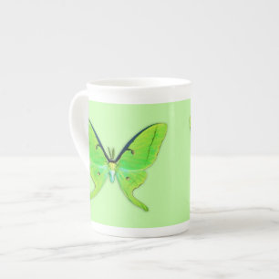 Taza De Porcelana Luna polilla sobre un fondo verde pálido