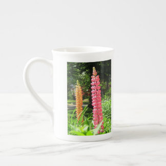 Taza De Porcelana Lupines en un jardín de cabañas - Viñetería de Mar
