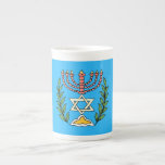 Taza De Porcelana Magen persa David Menorah<br><div class="desc">Esta imagen fue adaptada de una antigua teja judía persa y cuenta con una menorah con un Magen David (Estrella de David) enmarcado por ramas de olivo.  Se han conservado las imperfecciones de la imagen original pintada a mano.</div>