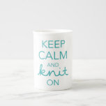 Taza De Porcelana Mantener la calma y el movimiento<br><div class="desc">Disfruta de este recordatorio para seguir tejiendo sin importar lo duras que sean las cosas.</div>