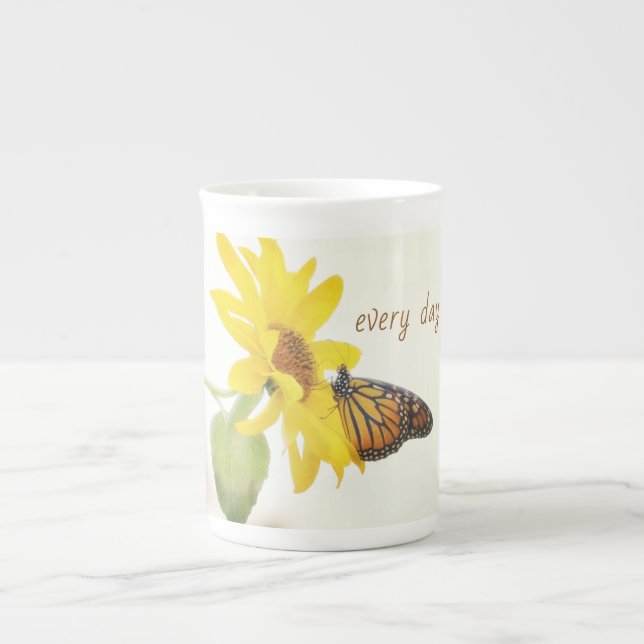 Taza De Porcelana Mariposa monarca en falso girasol Inspirador (Frente)