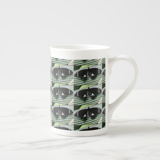 Taza De Porcelana Mariposa negra y blanca (Derecha)