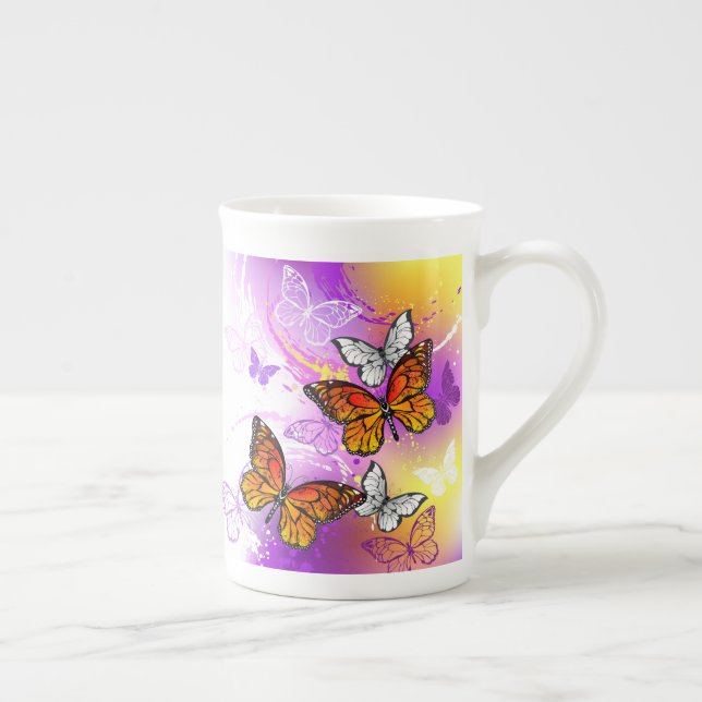 Taza De Porcelana Mariposas monarcas en fondo morado (Derecha)