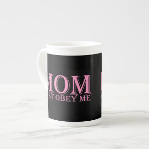 Taza De Porcelana MOM (debe obedecerme) diciendo rosado
