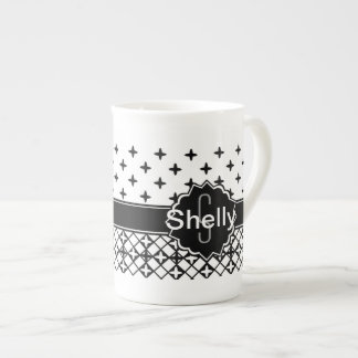 Taza De Porcelana Monogramado de Qua-trefoil blanco negro