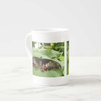 Taza De Porcelana Mugre de mariposa dorada y roja de bonito